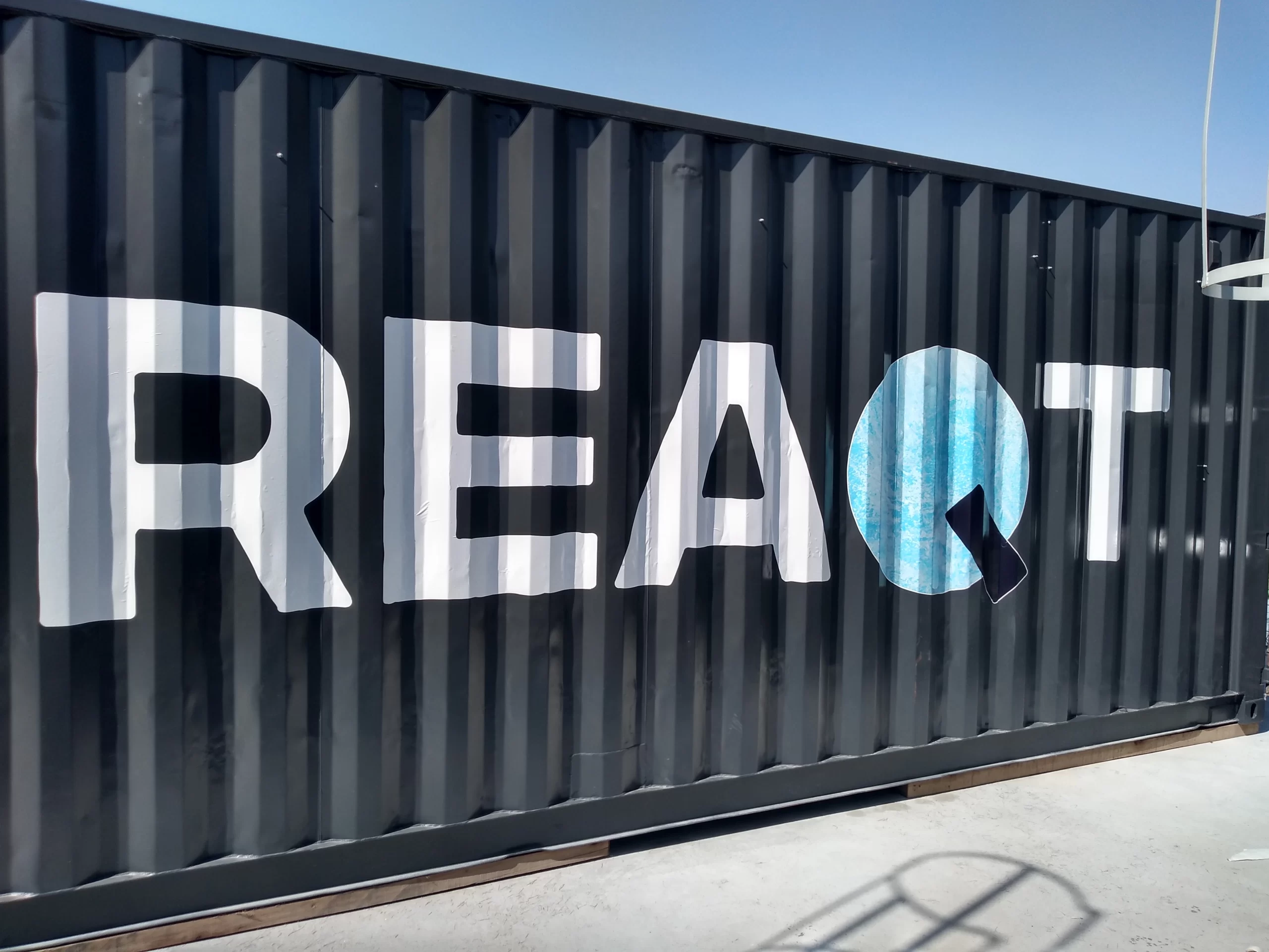 foto mostrando o logo da REAQT, empresa de tratamento de água. soluções alternativas à Sabesp